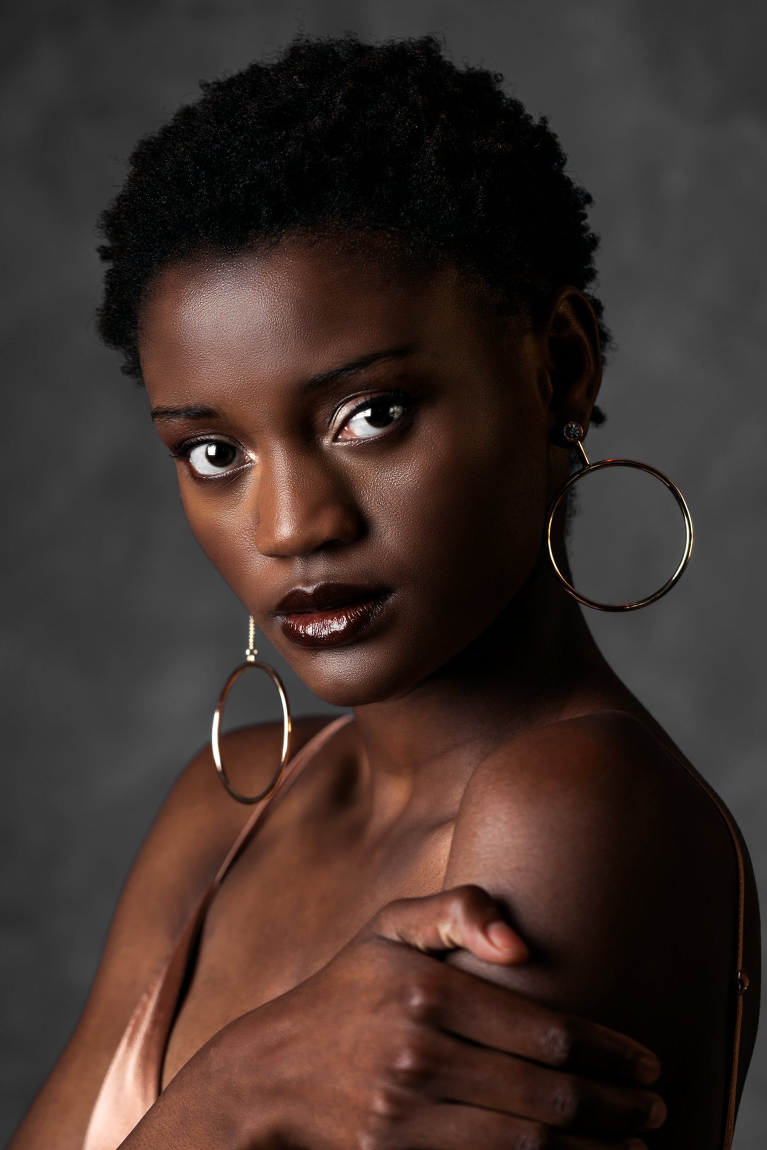 la détermination dans le regard de la femme afro face à la caméra
