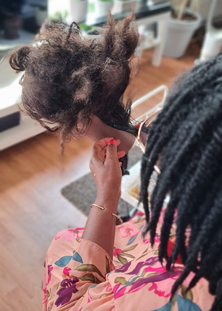 FEMME QUI APPREND A COIFFER