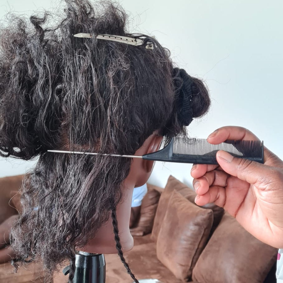 tete a coiffer avec un peigne 